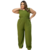 Macacão pantalona longo plus size na cor verde militar com elástico na cintura, modelo feminino.