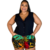  conjunto plus size com blusa preta e short estampado colorido.