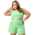  conjunto cropped e short na cor verde claro, destacando a moda plus size.