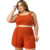 Modelo usando um conjunto cropped e short plus size.