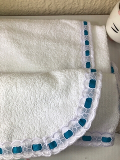 Kit de toalha branco e azul na internet