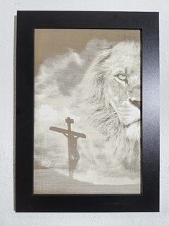 QUADRO JESUS NA CRUZ COM LEAO EM MDF 33X46 na internet