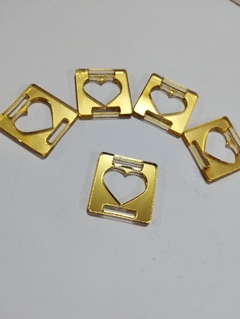 PASSANTE CORACAO QUADRADO 2 CM ACRILICO DOURADO C/25 UNI - loja online