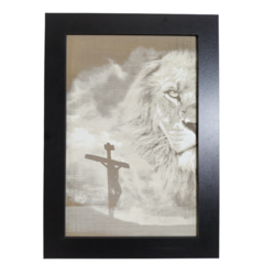 QUADRO JESUS NA CRUZ COM LEAO EM MDF 33X46