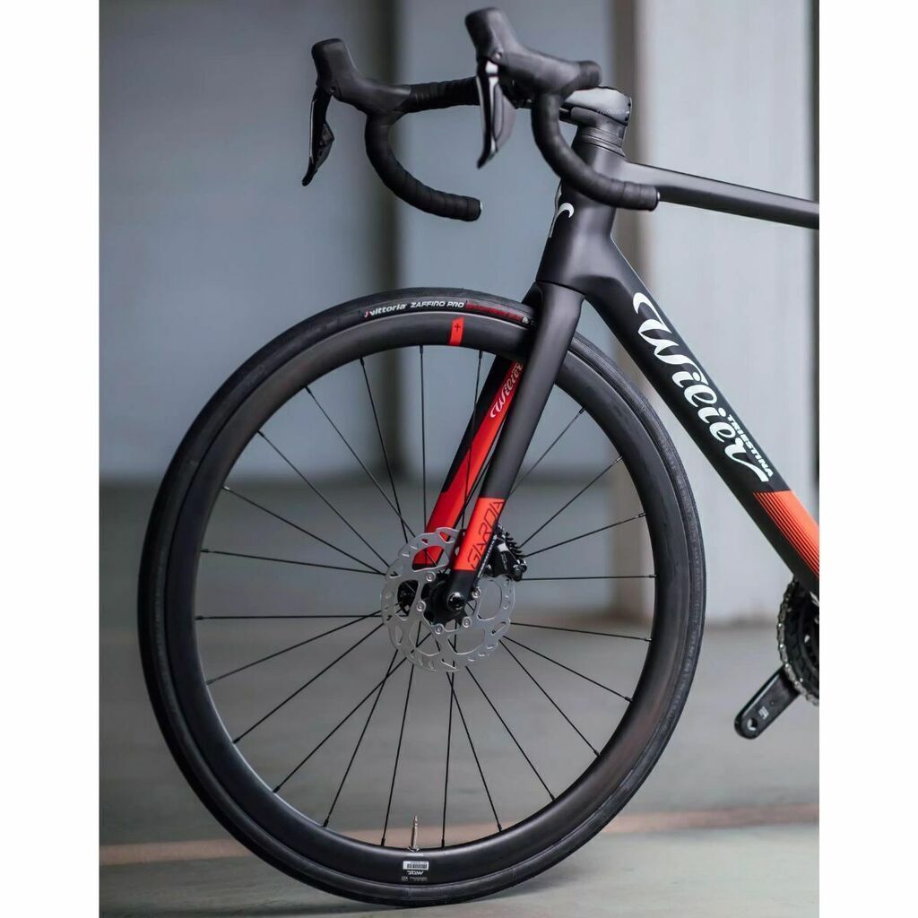 Bicicleta Speed Wilier 700 Garda 105 2024 Preto e Vermelho