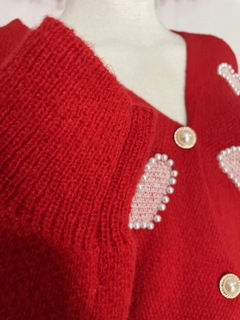 Imagen de Sueter estilo cardigan de corazones con perlas