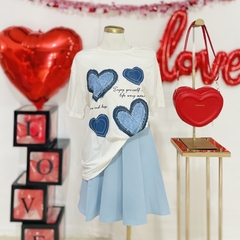 Playera oversize estampado corazones azules en internet