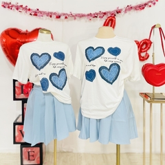 Playera oversize estampado corazones azules