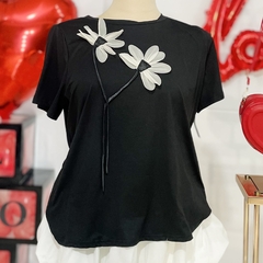 Playera negra amplia casual con aplicacion flores 3D - AQUA Boutique