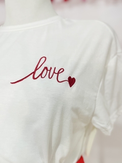 Playera basica con bordado Love - AQUA Boutique