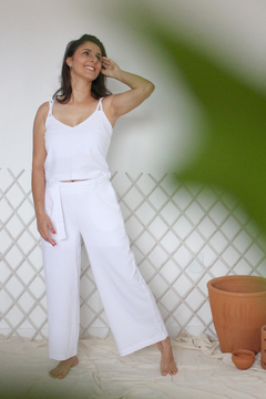 Calça pantalona, modelagem clássica e elegante, possui cós interno, passa cinto em formato de x, bolso faca e zíper nas laterais. Produzida em viscolinho (viscose + linho + elastano).Nas cores bege(crú) e branca 