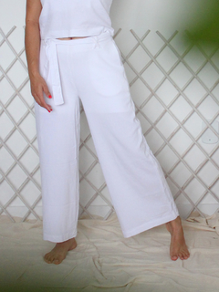 Calça pantalona, modelagem clássica e elegante, possui cós interno, passa cinto em formato de x, bolso faca e zíper nas laterais. Produzida em viscolinho (viscose + linho + elastano).Nas cores bege(crú) e branca 