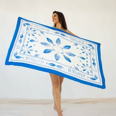 Pareô fé, canga, pano de praia, tapeçaria de parede, lenço retangular de praia produzido em viscose e estampado nas cores azul e branco. Estampa exclusiva Maria Lamborina, inspirada nos painéis de Cândido Portinari na Igrejinha da Pampulha