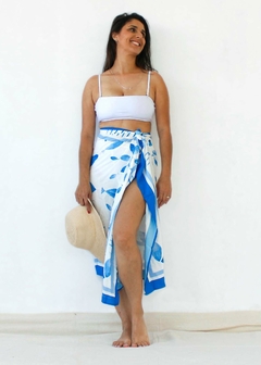 Pareô fé, canga, pano de praia, tapeçaria de parede, lenço retangular de praia produzido em viscose e estampado nas cores azul e branco. Estampa exclusiva Maria Lamborina, inspirada nos painéis de Cândido Portinari na Igrejinha da Pampulha