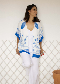 Kimono em viscose, modelagem ampla, estampado em azul e branco, estampa inspirada nos painéis pintados por Cândido Portinari na Igrejinha da Pampulha