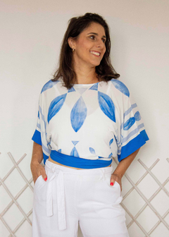 Kimono em viscose, modelagem ampla, estampado em azul e branco, estampa inspirada nos painéis pintados por Cândido Portinari na Igrejinha da Pampulha