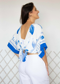 Kimono em viscose, modelagem ampla, estampado em azul e branco, estampa inspirada nos painéis pintados por Cândido Portinari na Igrejinha da Pampulha