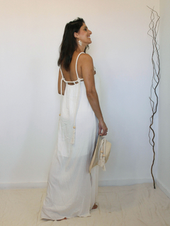 Vestido longo Viver,  é solto, leve, fresco e não marca. É confeccionado em viscose branca (off white) pré lavada, possui forro, alças de amarrar em cordão de São Francisco 100% algodão e possui fenda nas laterais