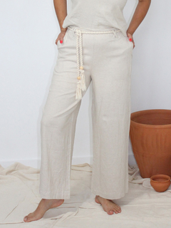 Calça pantalona, modelagem clássica e elegante, possui cós interno, passa cinto em formato de x, bolso faca e zíper nas laterais. Produzida em viscolinho (viscose + linho + elastano).Nas cores bege(crú) e branca 