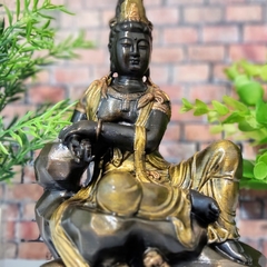 Kuan Yin Meditando en Roca