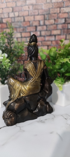 Kuan Yin Meditando en Roca en internet