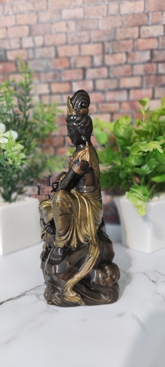 Kuan Yin Meditando en Roca - Alma Buddha