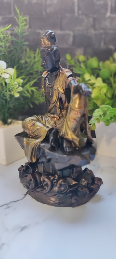 Kuan Yin Meditando en Roca Serie 3 - Alma Buddha