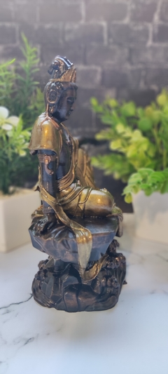 Imagen de Kuan Yin Meditando en Roca Serie 3