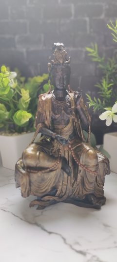 Kuan Yin Meditando en Roca Serie 4 en internet