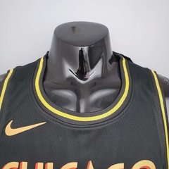 Regata Chicago Bulls Preta e Amarela - Nike - Masculina na internet