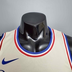 Regata Philadelphia 76ers Bege - Nike - Masculina - Lux Esports - Camisas de Futebol