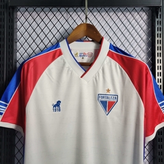 Camisa Fortaleza Glória Eterna 22/23 Torcedor Leão Masculino - Branco e Vermelho - Lux Esports - Camisas de Futebol