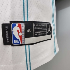 Imagem do Regata Charlotte Hornets Branca e Azul - Nike - Masculina