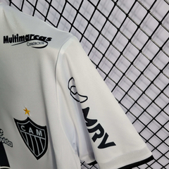 Camisa Atletico Mineiro 50% Comemorativa 22/23 Torcedor Masculina - Branco e preto