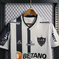 Camisa Atletico Mineiro 50% Comemorativa 22/23 Torcedor Masculina - Branco e preto na internet