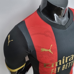 Camisa AC Milan 1 22/23 Jogador Puma Masculino - Vermelho e Preto - comprar online