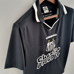 Camisa Santos Charlie Brown 22/23 Preta - Torcedor Umbro Masculina na internet