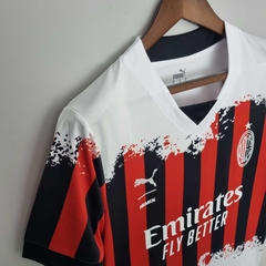 Camisa AC Milan Puma X Nemen lV 22/23 Torcedor Puma Masculina - Vermelha e Branco - Lux Esports - Camisas de Futebol