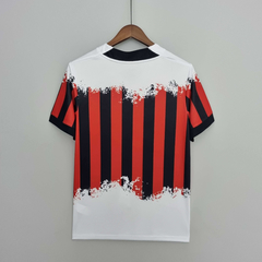 Camisa AC Milan Puma X Nemen lV 22/23 Torcedor Puma Masculina - Vermelha e Branco na internet