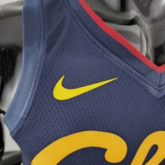 Regata Cleveland Cavaliers Azul 2022 - Nike - Masculina na internet