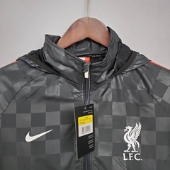 Jaqueta Corta Vento Liverpool 21/22 - Masculina - Preto Xadrez - Lux Esports - Camisas de Futebol