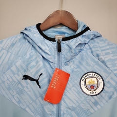 Jaqueta Corta Vento Manchester City 21/22 - Masculina - Azul Claro - Lux Esports - Camisas de Futebol