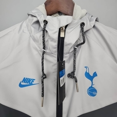 Jaqueta Corta Vento Tottenham 21/22 - Masculina - Cinza e Preta - Lux Esports - Camisas de Futebol