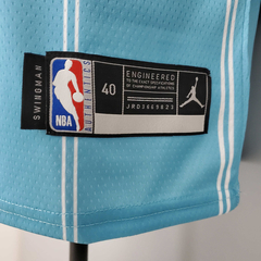 Imagem do Regata Charlotte Hornets Branca e Azul - Nike - Masculina