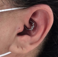 Piercing daith/ aço - Divina Isa Piercing