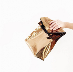 Bolso clutch "This is not a paper bag" dorada - comprar en línea