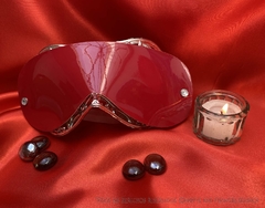 Imagen de Antifaz de vinilo rojo con strass