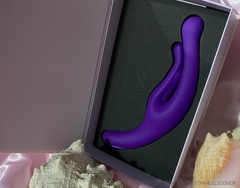 Imagen de Vibrador recargable Wellness con estimulador de clítoris