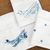 Kit composto por uma fralda de 67 x 67 cm e 02 lenços de 32 x 32 cm, muito macios e absorventes. Com detalhe em tira de percal bordada com aviões e poás (em azul ou fendi), possui primoroso acabamento em ponto ajour.