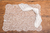 Nosso jogo americano de devorê é confeccionado em tecido 100% poliéster e tem acabamento em festone. Na cor branca, mede: 37 x 47 cm.